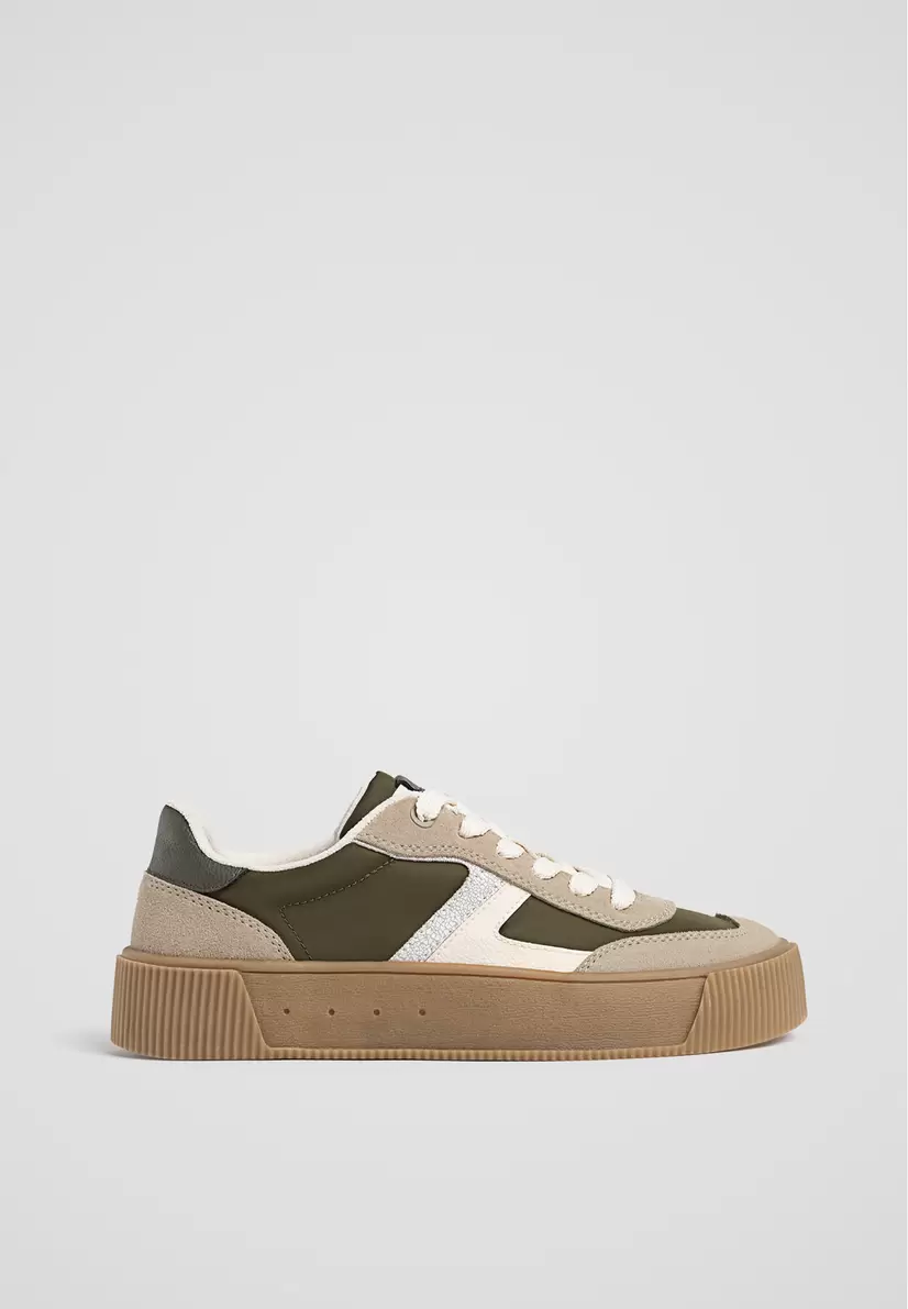 Oferta de Sapatilhas flatform por 17,99€ em Stradivarius