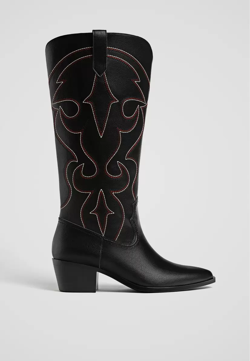 Oferta de Botas de tacão cowboy com pormenor por 55,99€ em Stradivarius