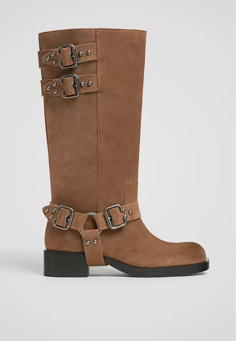 Oferta de Botas rasas biker com fivelas de pele por 79,99€ em Stradivarius