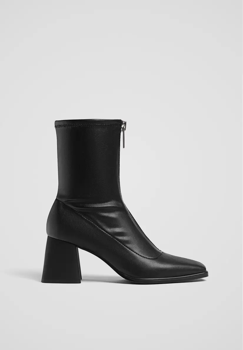 Oferta de Botins tacão zip frontal por 35,99€ em Stradivarius