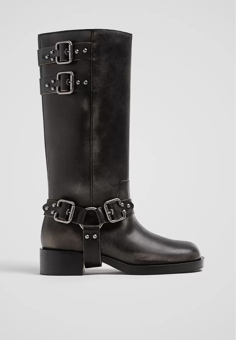 Oferta de Botas rasas biker desgastadas fivelas por 49,99€ em Stradivarius