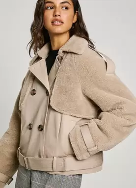 Oferta de SHORT TRENCH COAT WITH SHERPA DETAIL por 180€ em Pepe Jeans