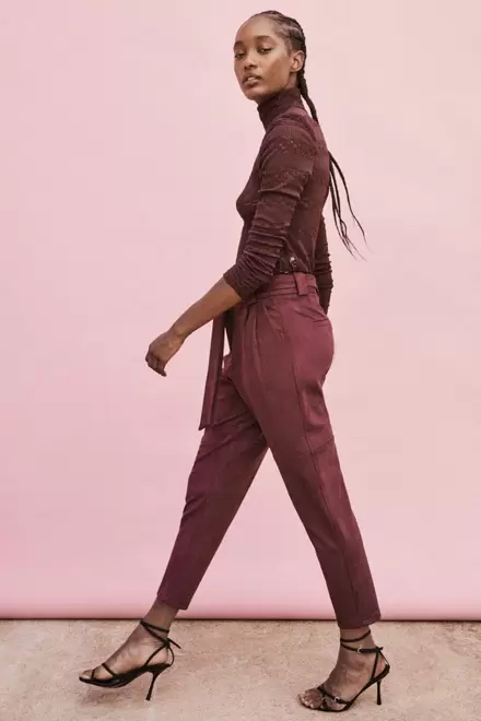 Oferta de Belted suede trousers  + Colours      35.99€ por 35,99€ em Sfera