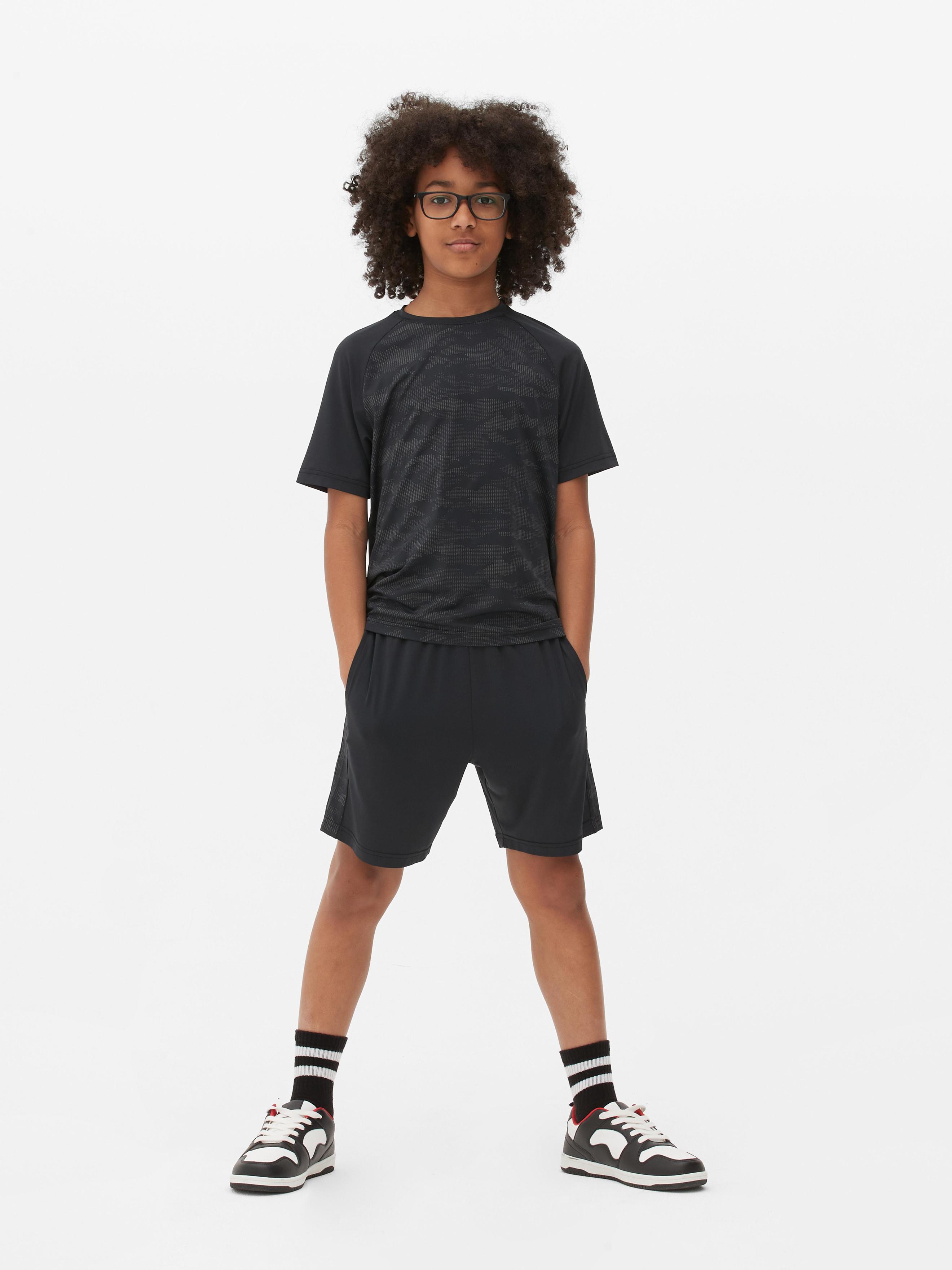 Oferta de Conjunto t-shirt/calções desportivos camuflado por 13€ em Primark