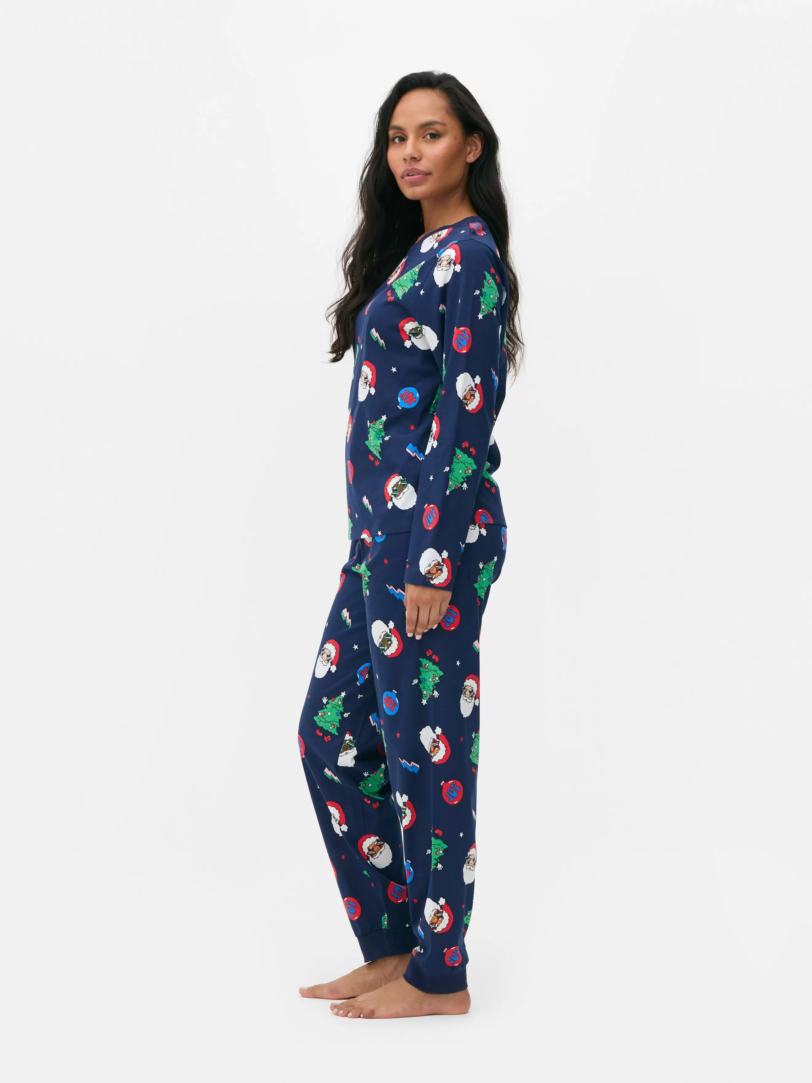 Oferta de Pijama família Pai Natal mulher por 10€ em Primark