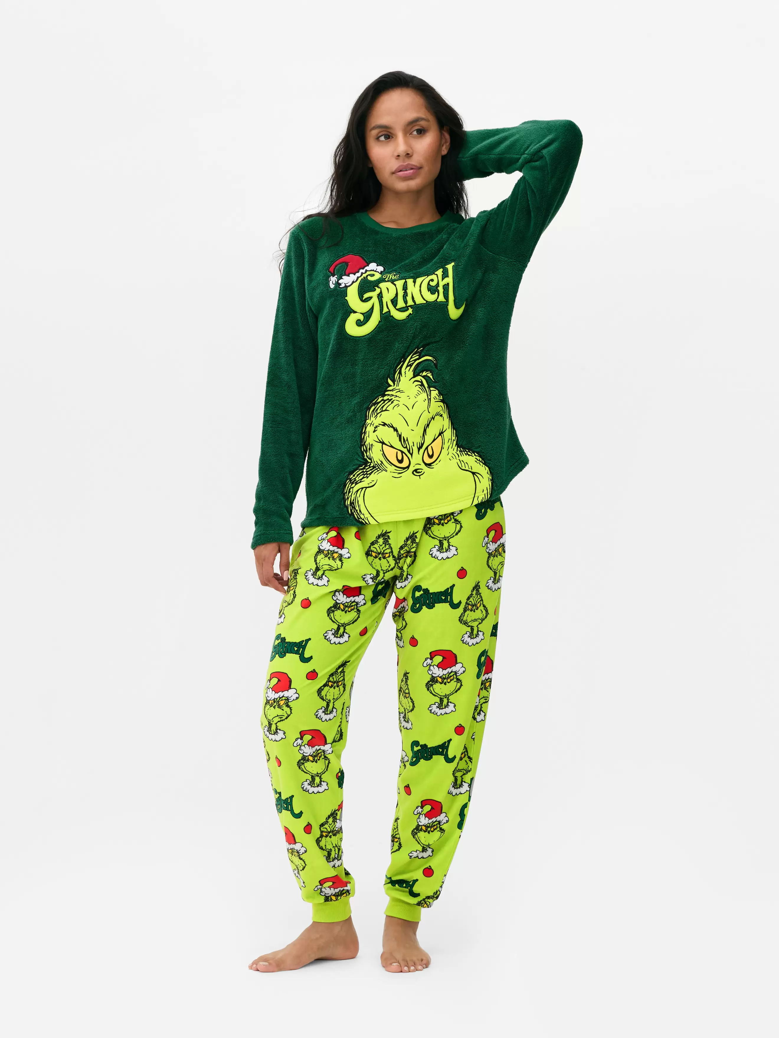 Oferta de Pijama família malha polar O Grinch mulher por 17€ em Primark