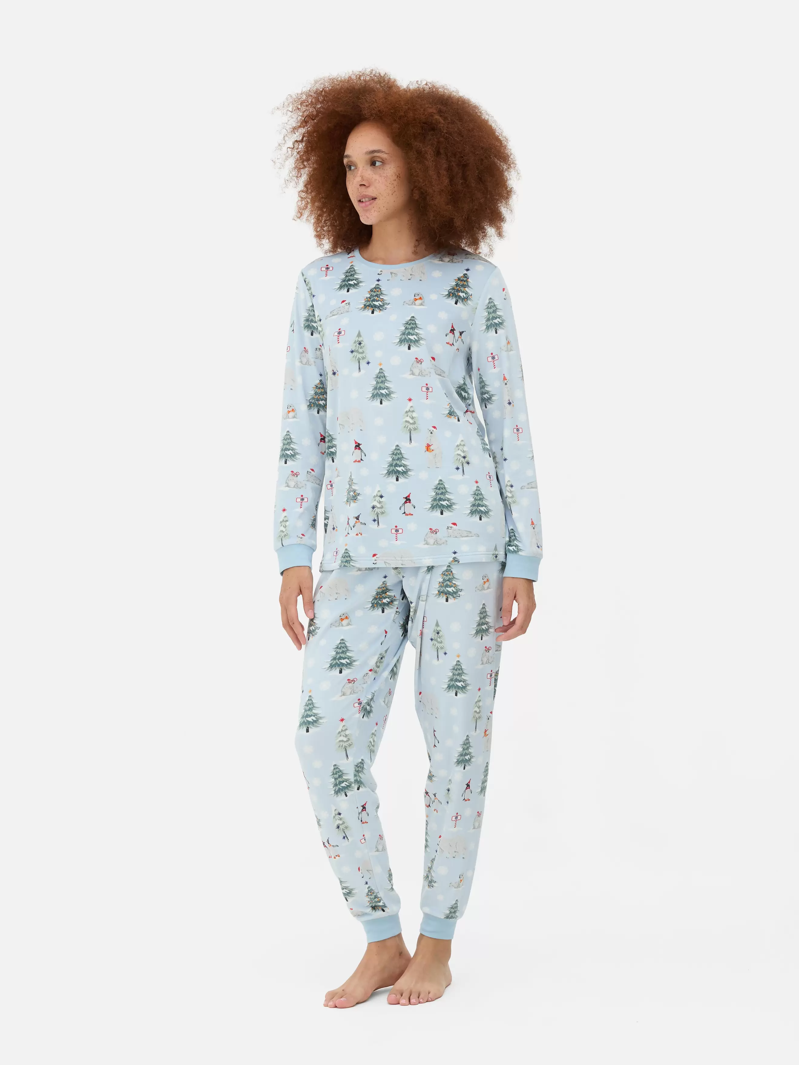 Oferta de Pijama família Natal malha polar mulher por 15€ em Primark