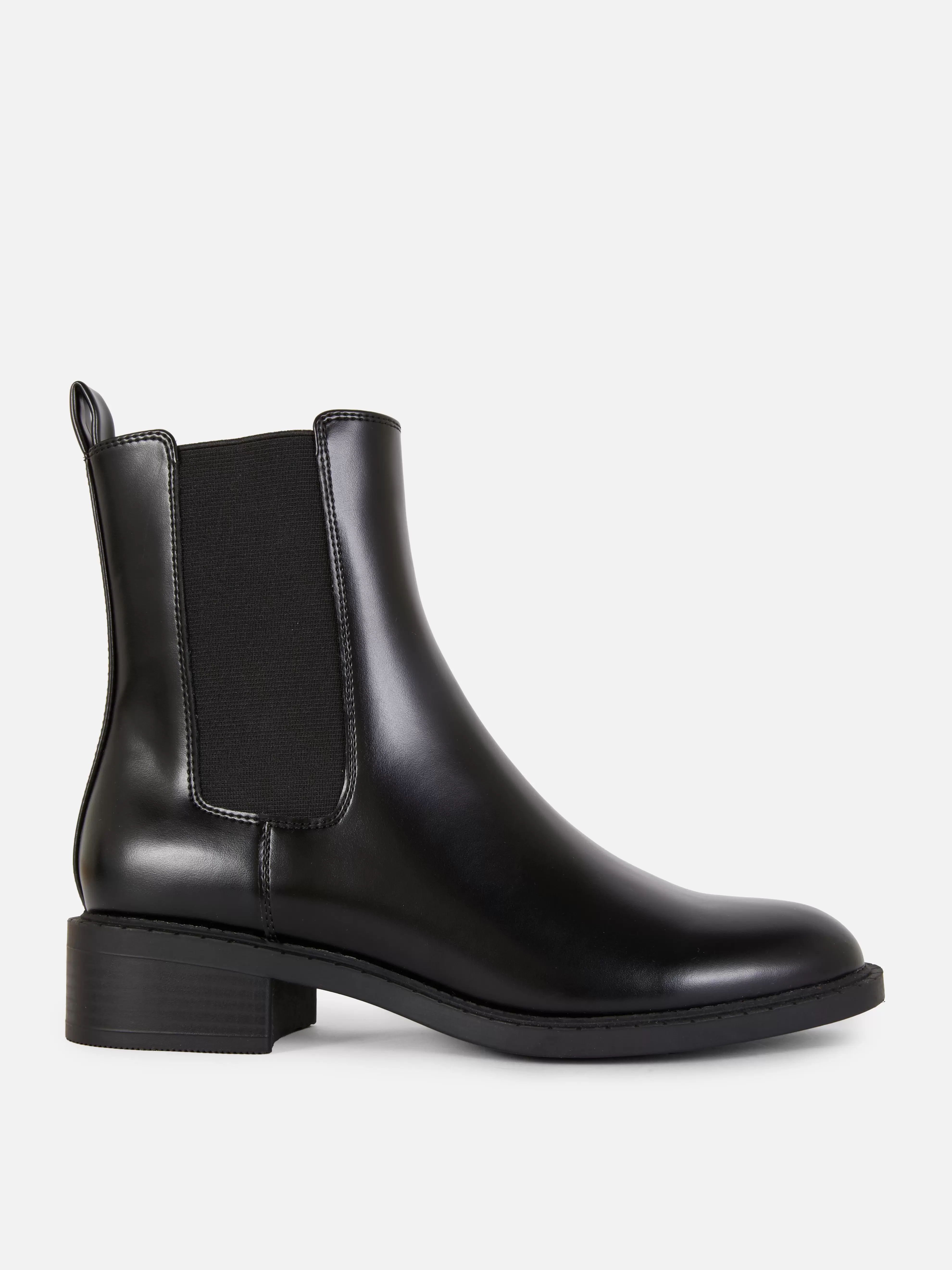 Oferta de Botas Chelsea imitação pele por 22€ em Primark