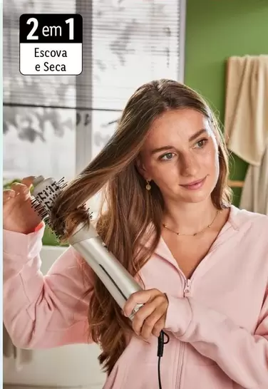 Oferta de Escova E Secaem Lidl